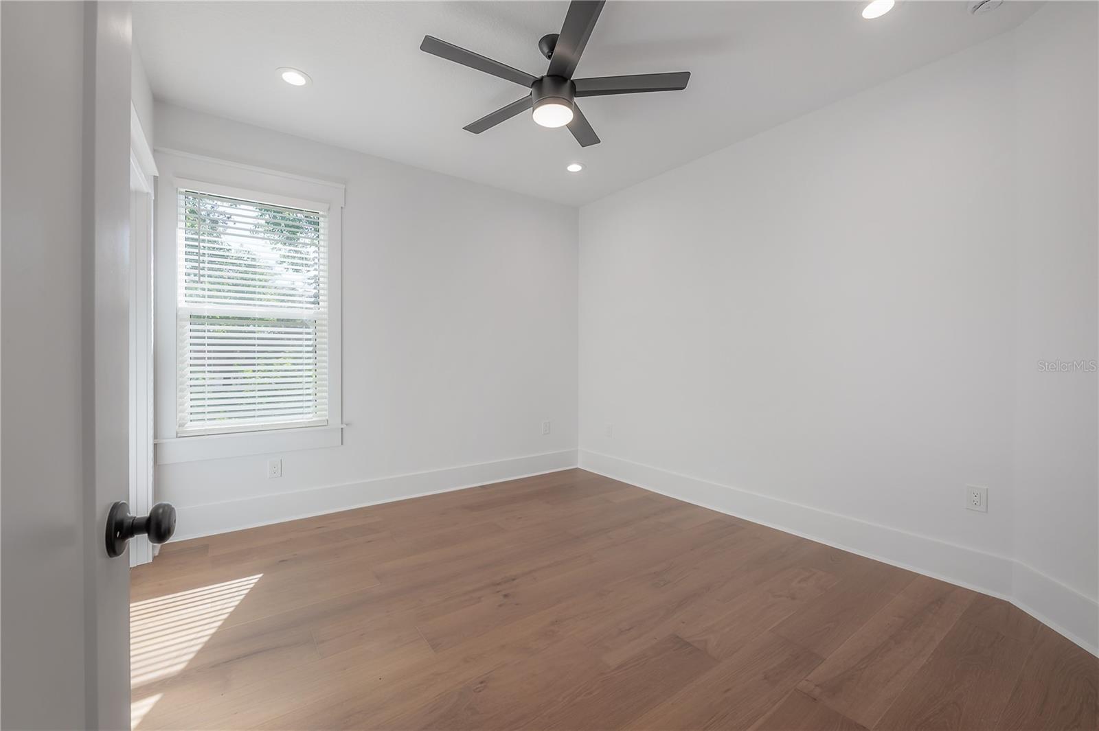 Image 34 of 75 For 807 Ida Street