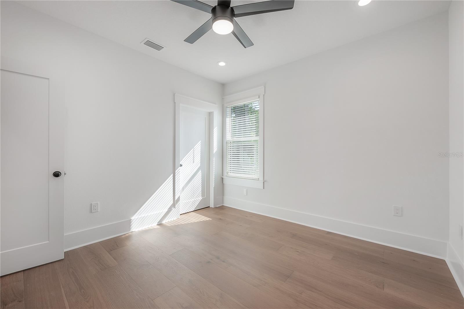 Image 35 of 75 For 807 Ida Street