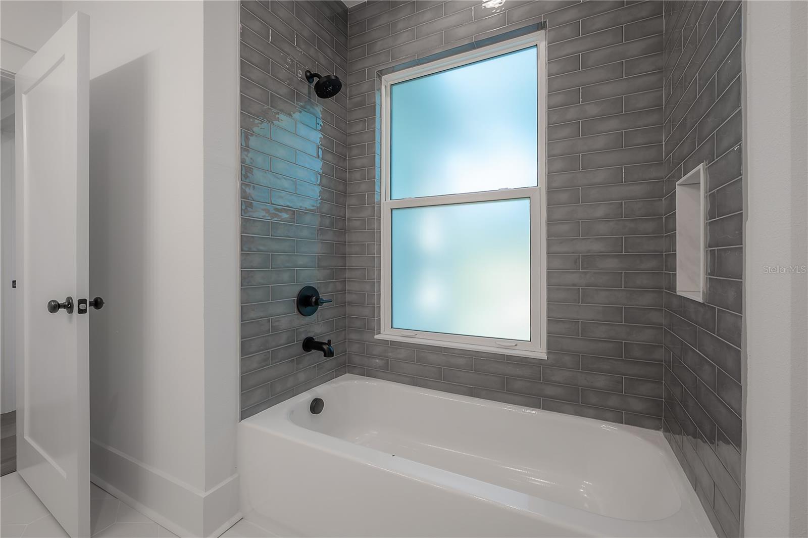 Image 38 of 75 For 807 Ida Street