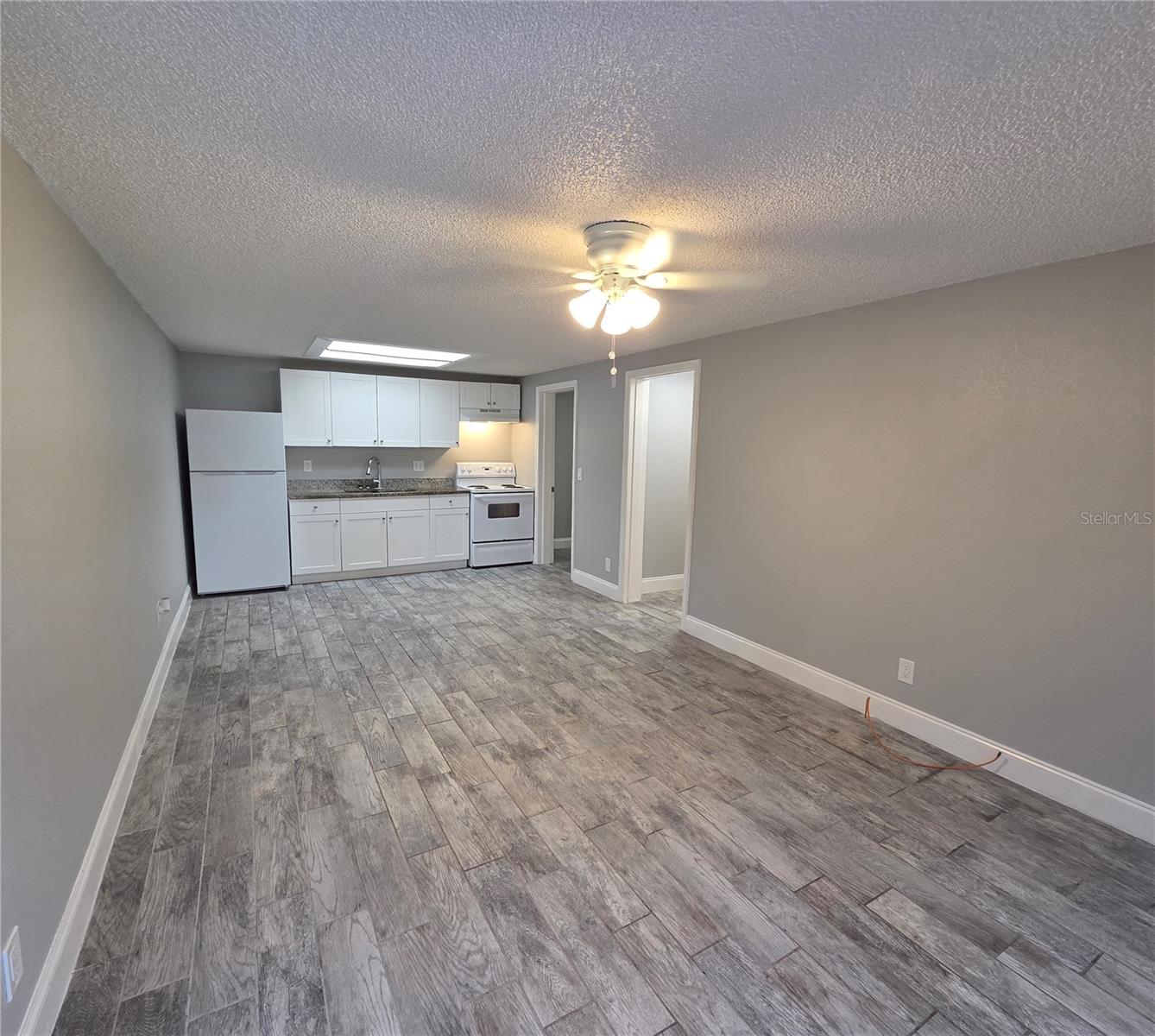 Image 3 of 10 For 1400 Strawberry Place 27