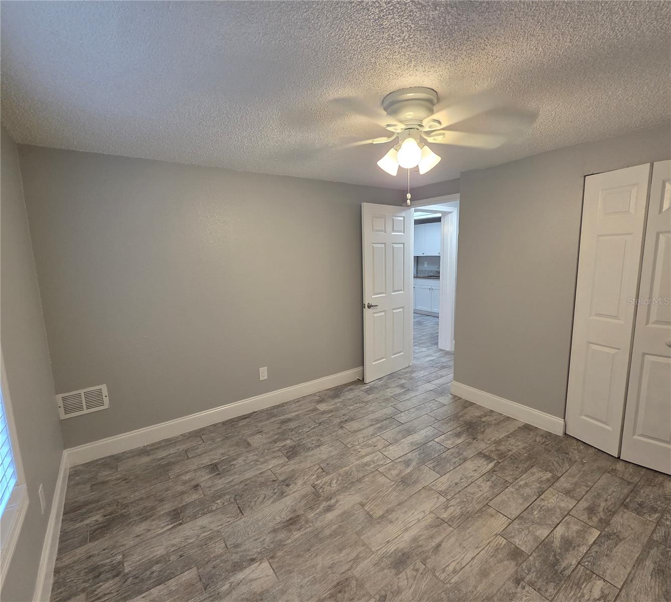 Image 9 of 10 For 1400 Strawberry Place 27