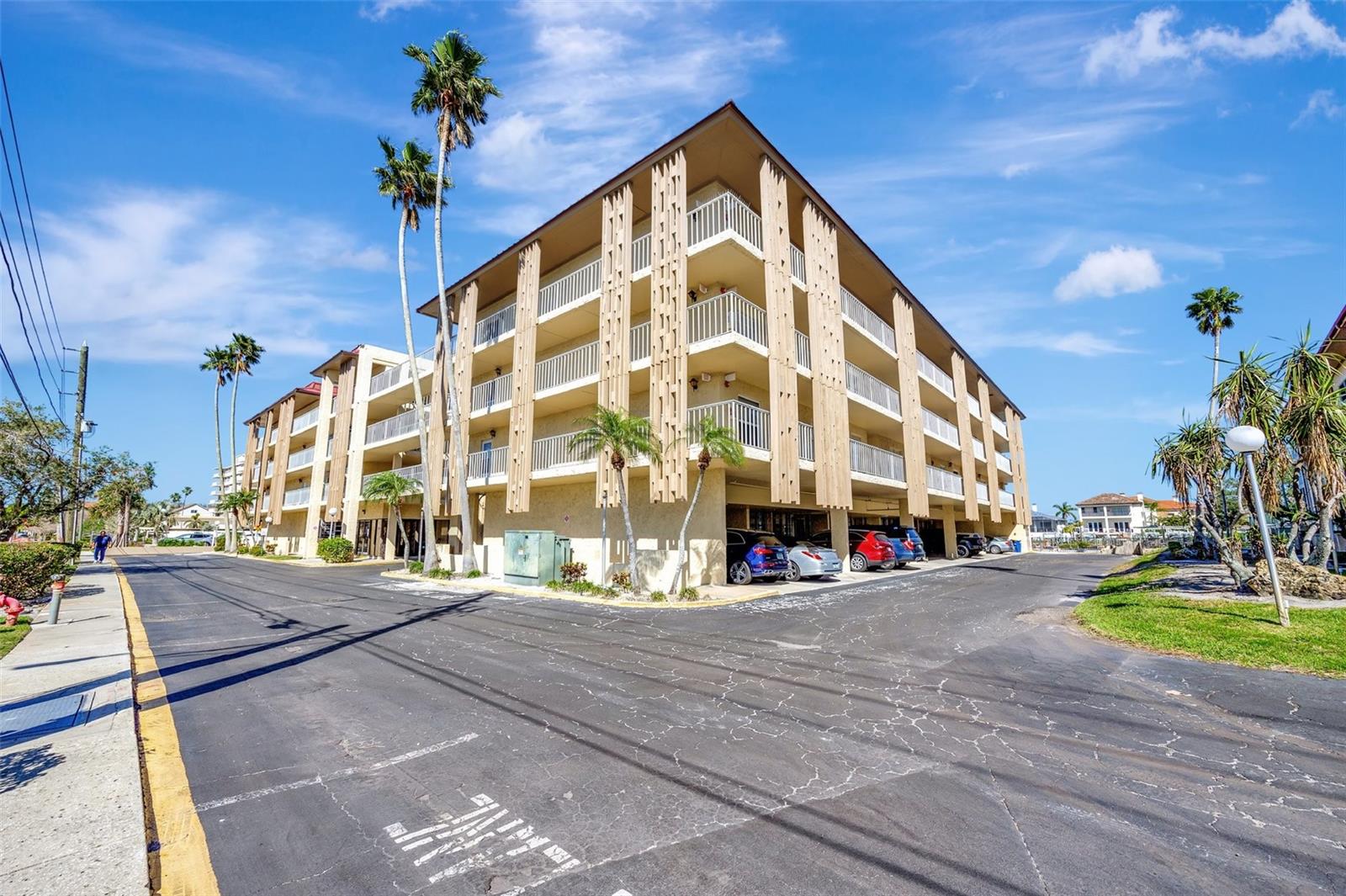 Image 28 of 52 For 113 Island Way 241