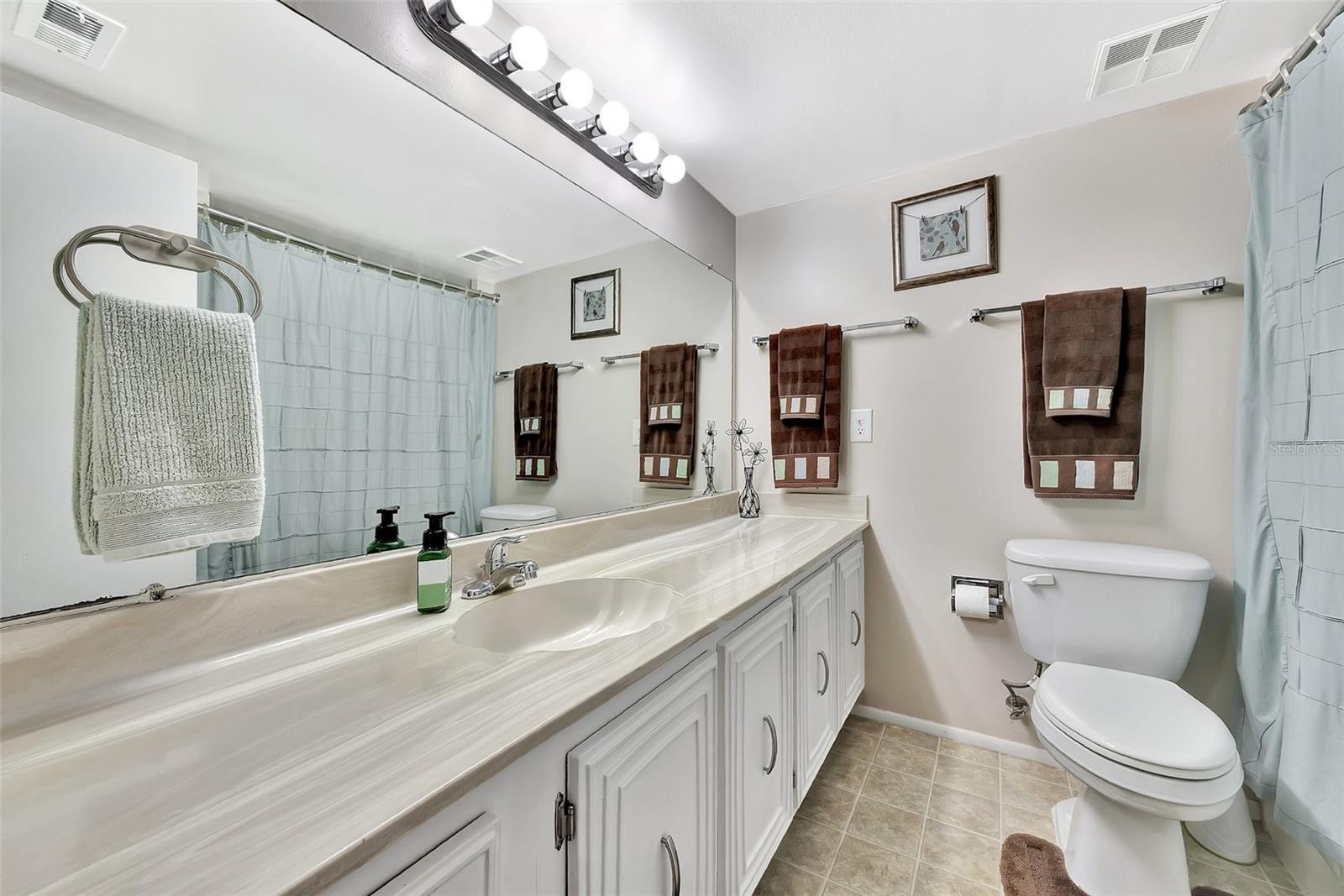 Image 30 of 52 For 113 Island Way 241