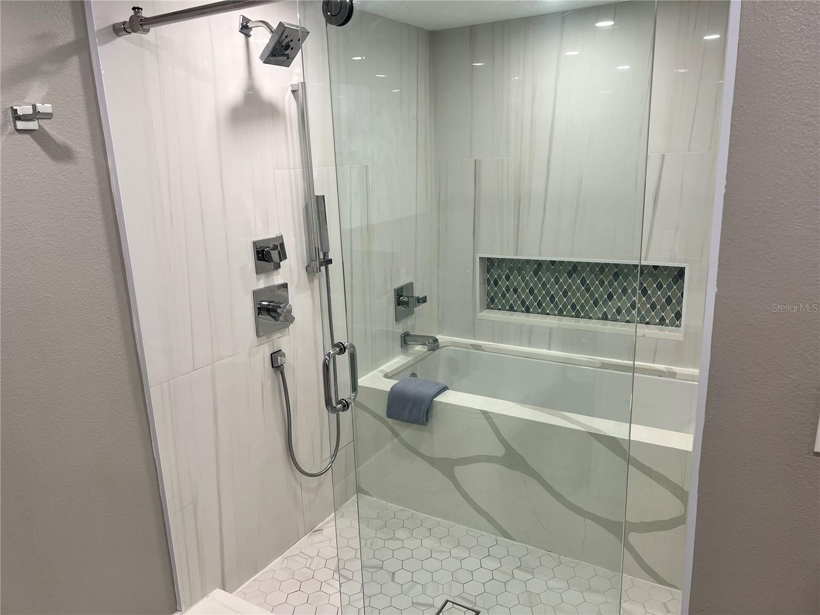 Image 11 of 33 For 1001 Point Of Rocks Road 208