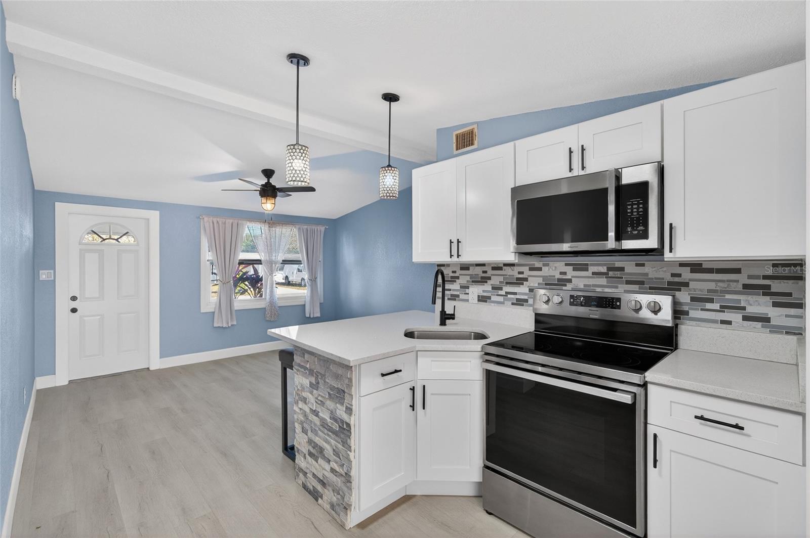 Listing photo id 11 for 10578 117th Drive