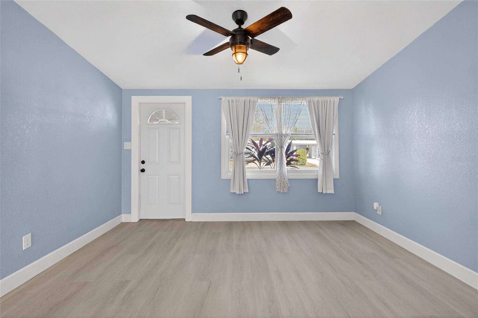 Listing photo id 4 for 10578 117th Drive