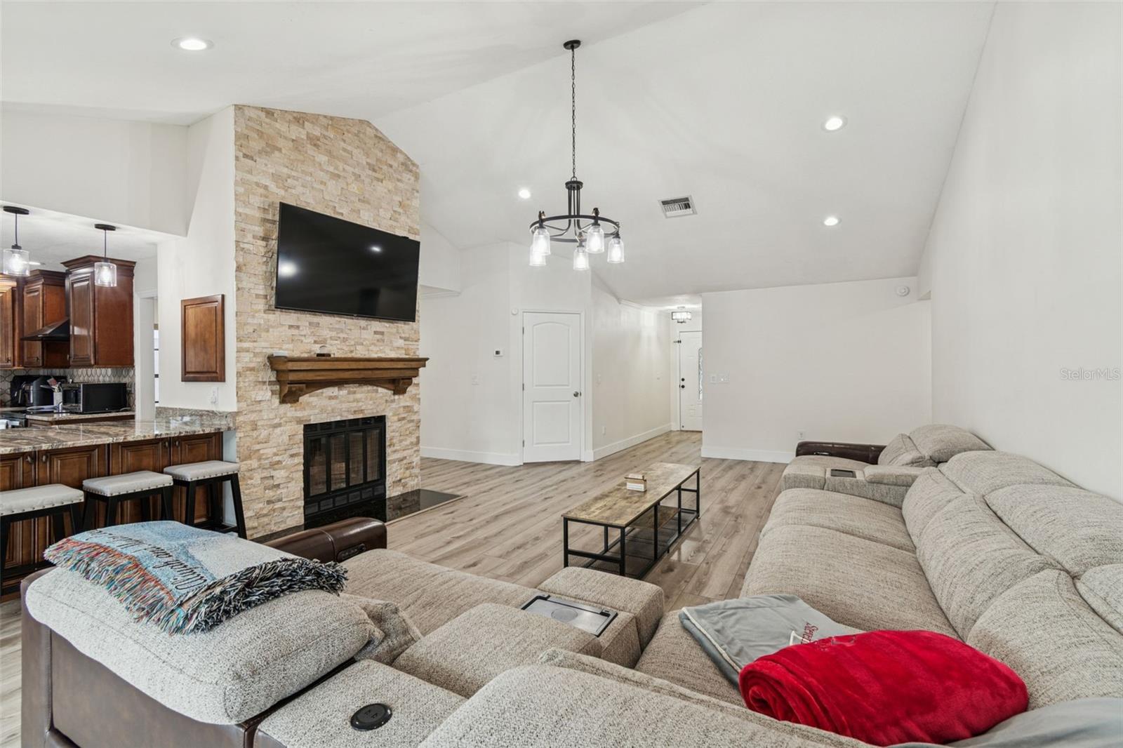 Image 4 of 35 For 15007 Redcliff Drive