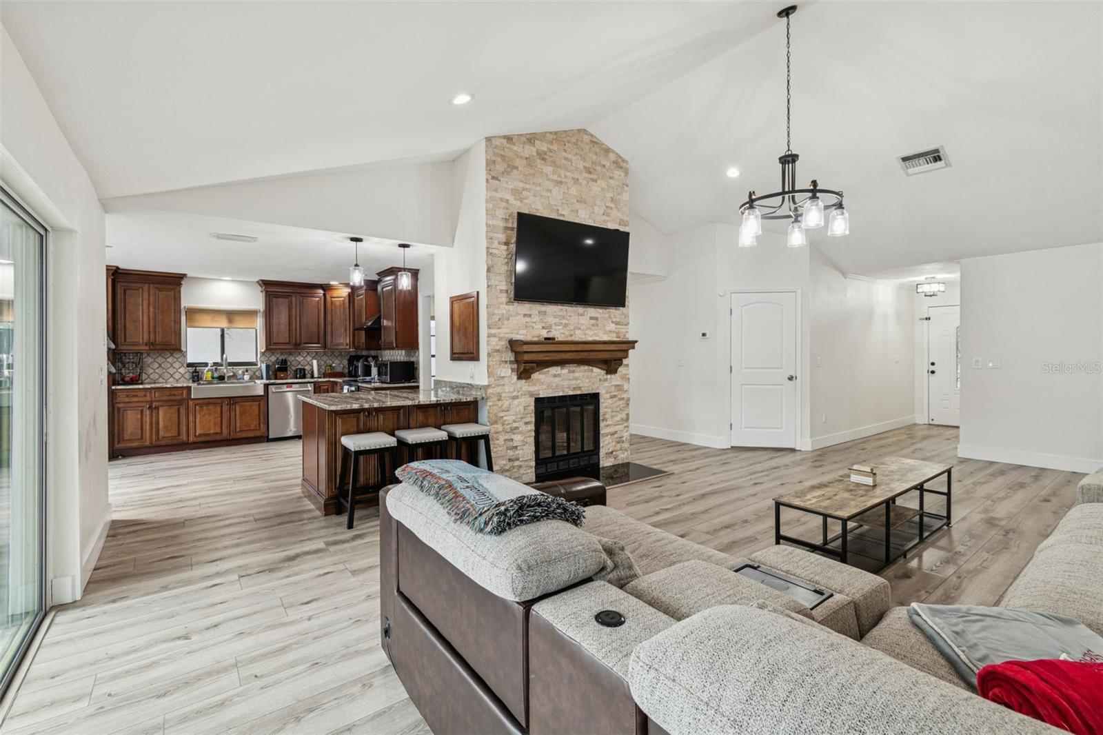 Image 5 of 35 For 15007 Redcliff Drive