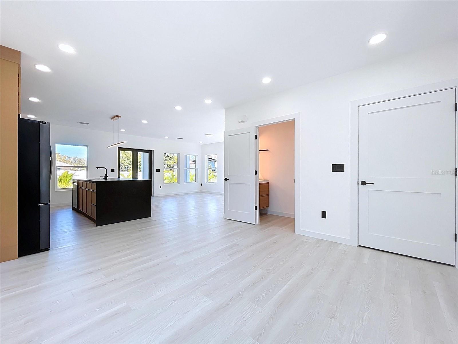 Image 23 of 81 For 4601 Queensboro Avenue S