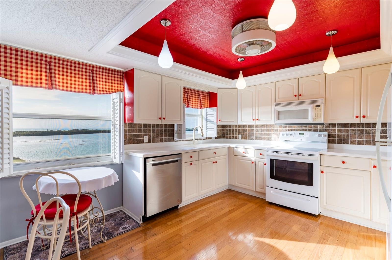 Image 19 of 36 For 9 Haig Place 801