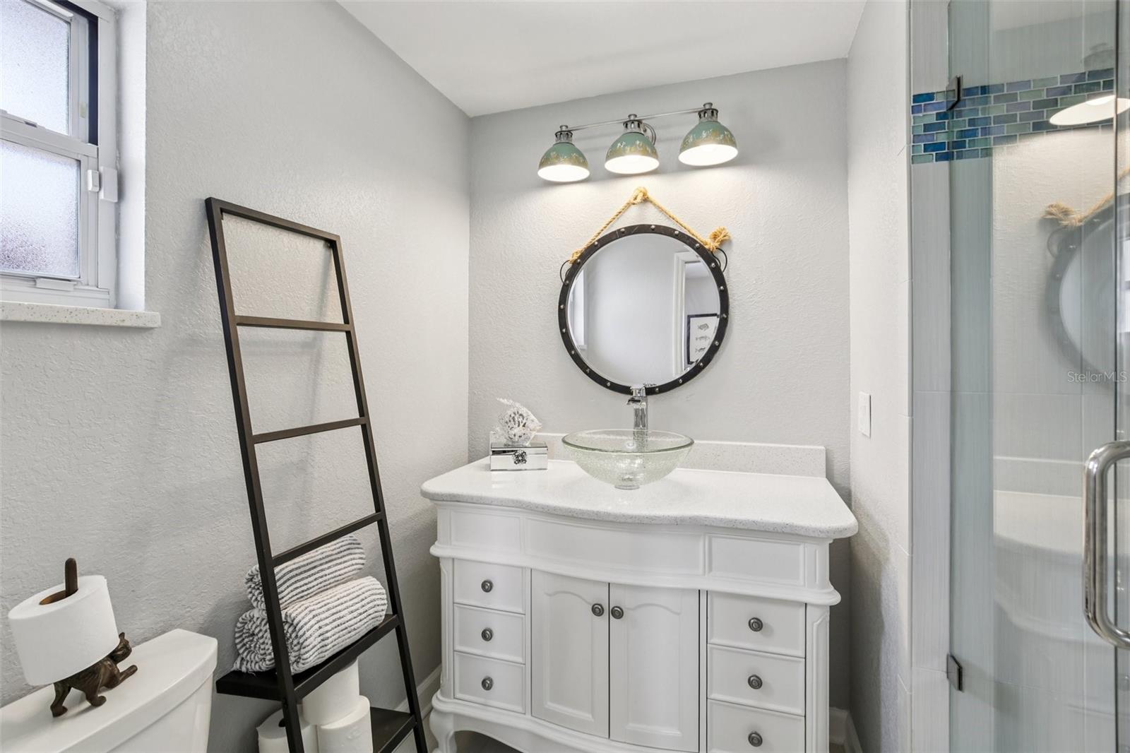 Image 26 of 41 For 5036 Dover Street Ne