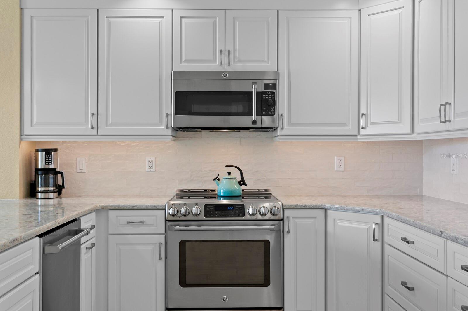 Image 17 of 88 For 19519 Gulf Boulevard 202