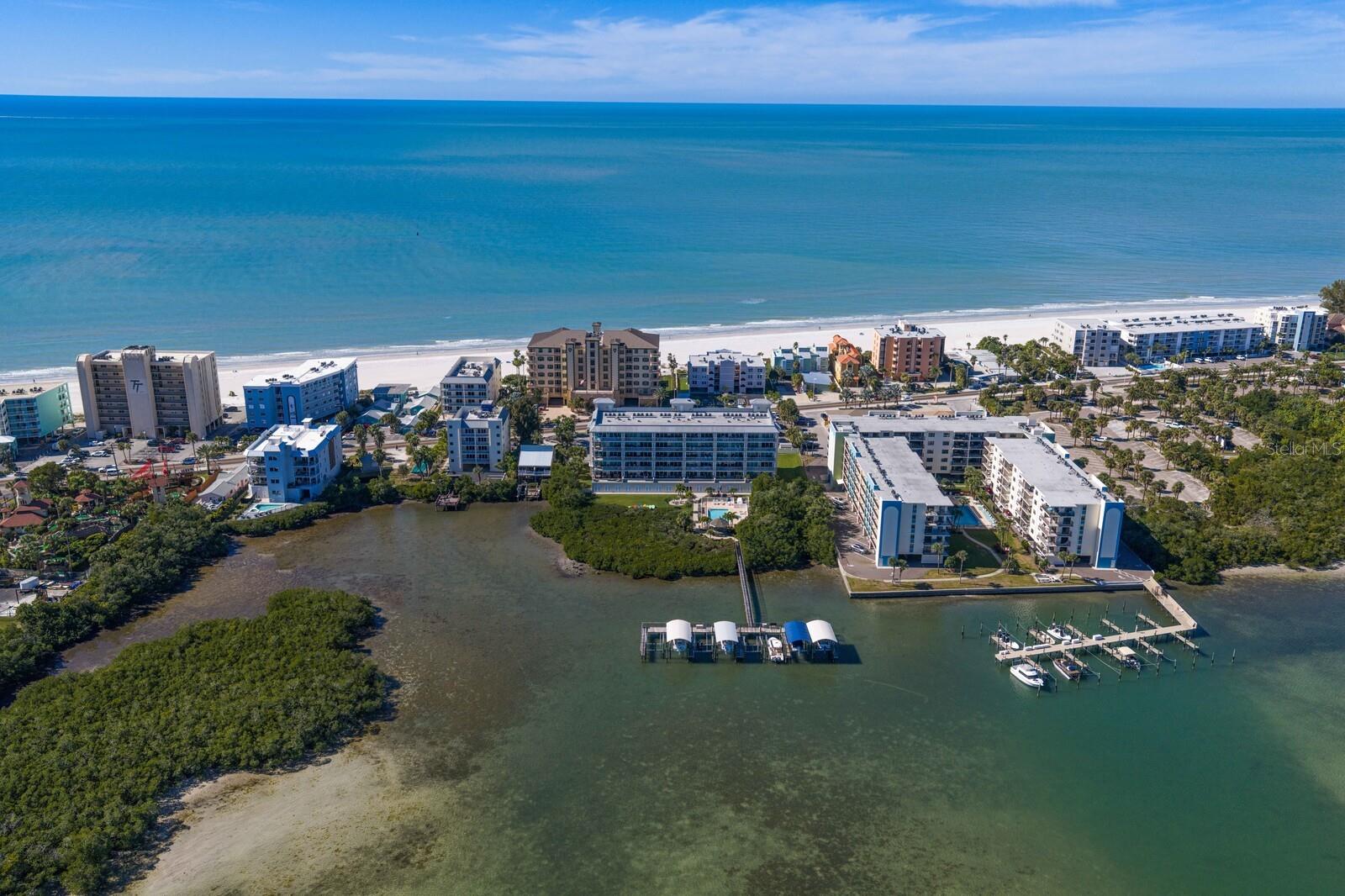 Image 28 of 88 For 19519 Gulf Boulevard 202