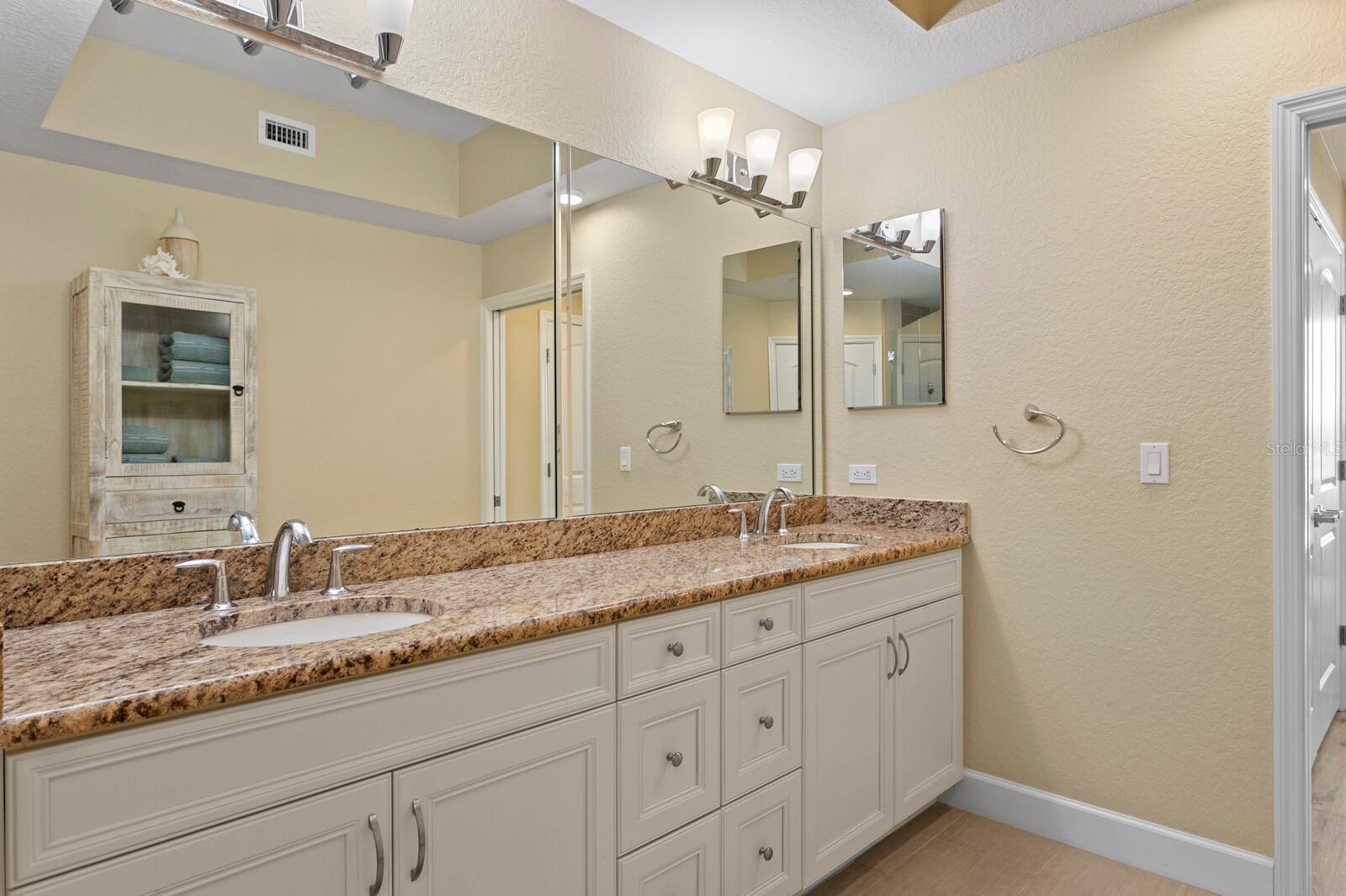 Image 40 of 88 For 19519 Gulf Boulevard 202