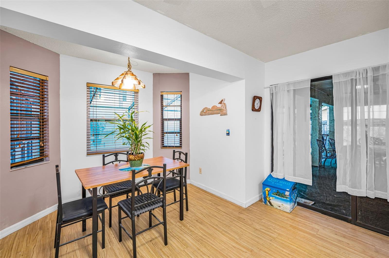 Image 20 of 46 For 2280 Colonial Boulevard W