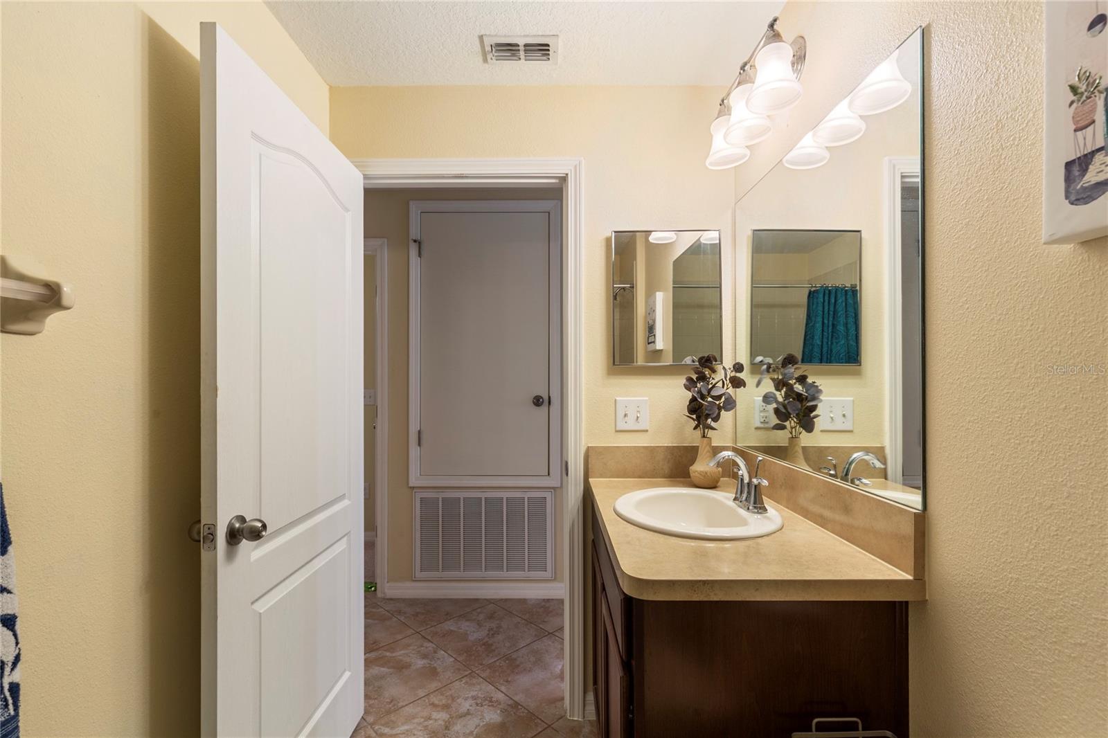 Image 18 of 43 For 10111 Penwood Way