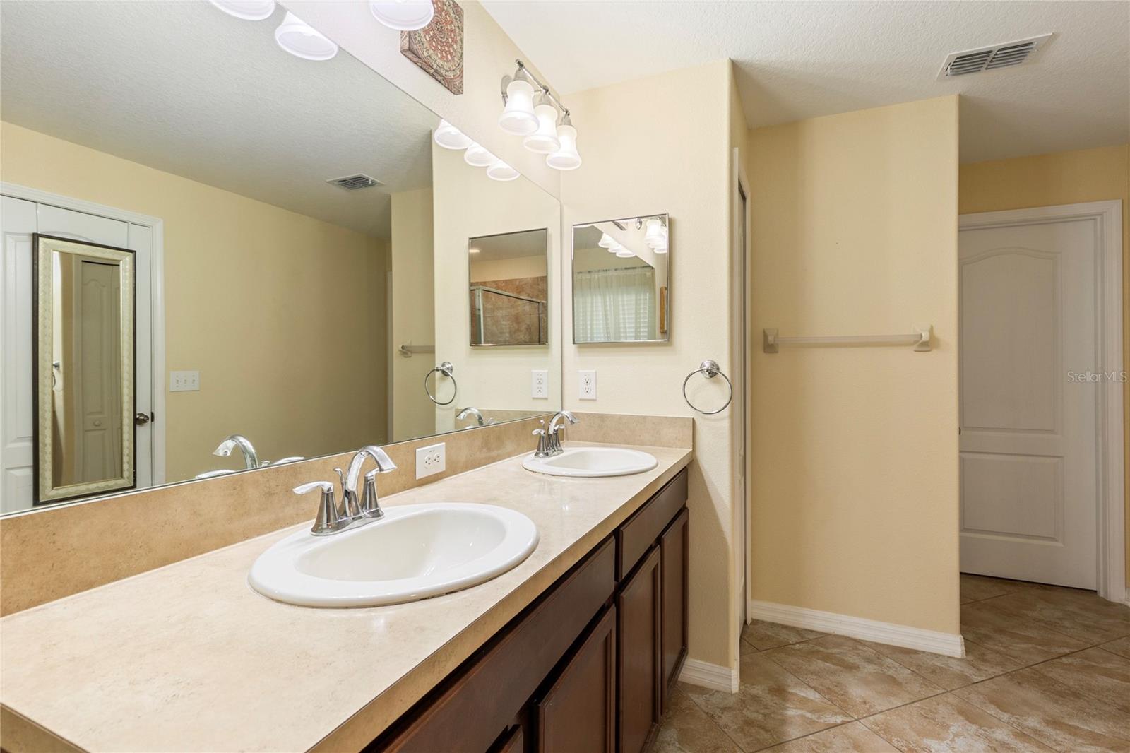 Image 28 of 43 For 10111 Penwood Way