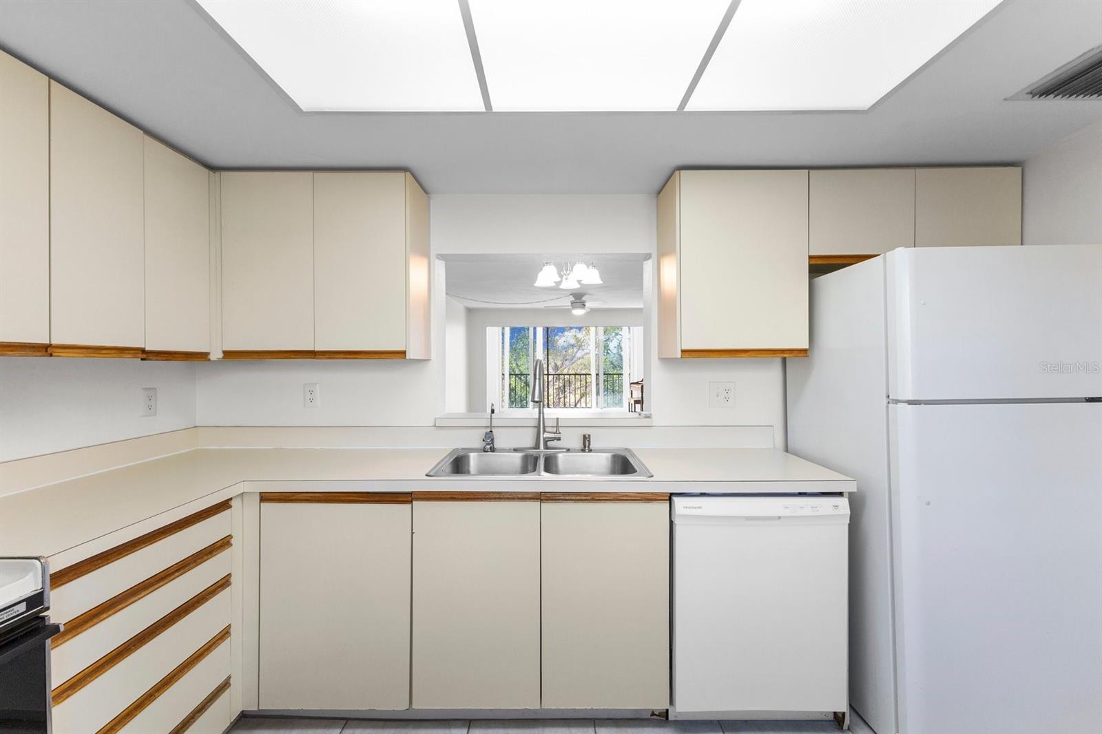 Image 18 of 75 For 3076 Eastland Boulevard 404