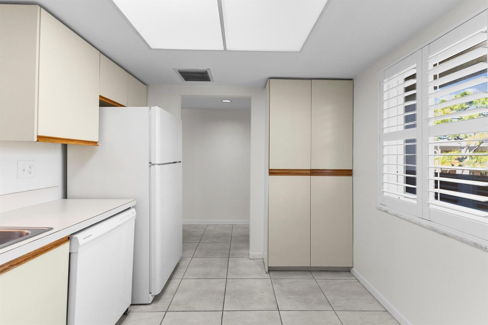 Image 19 of 75 For 3076 Eastland Boulevard 404