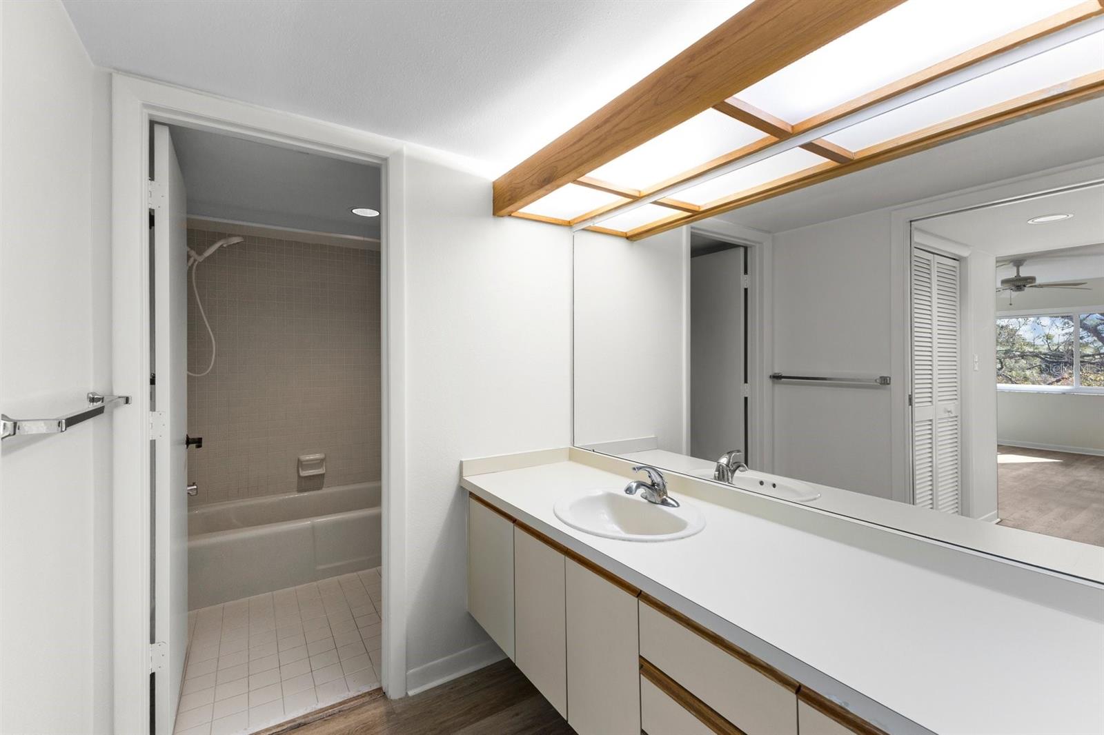 Image 33 of 75 For 3076 Eastland Boulevard 404