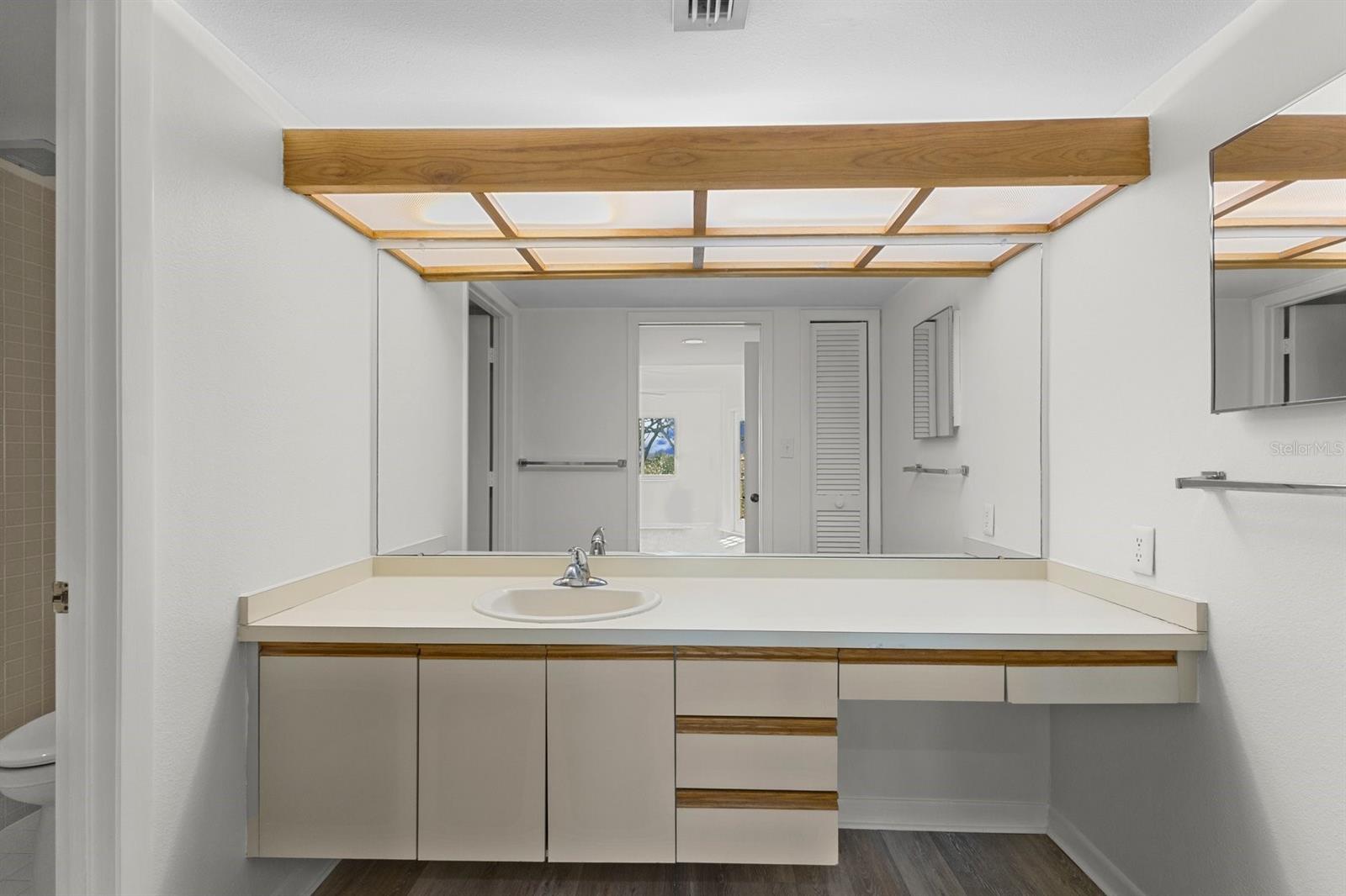 Image 35 of 75 For 3076 Eastland Boulevard 404