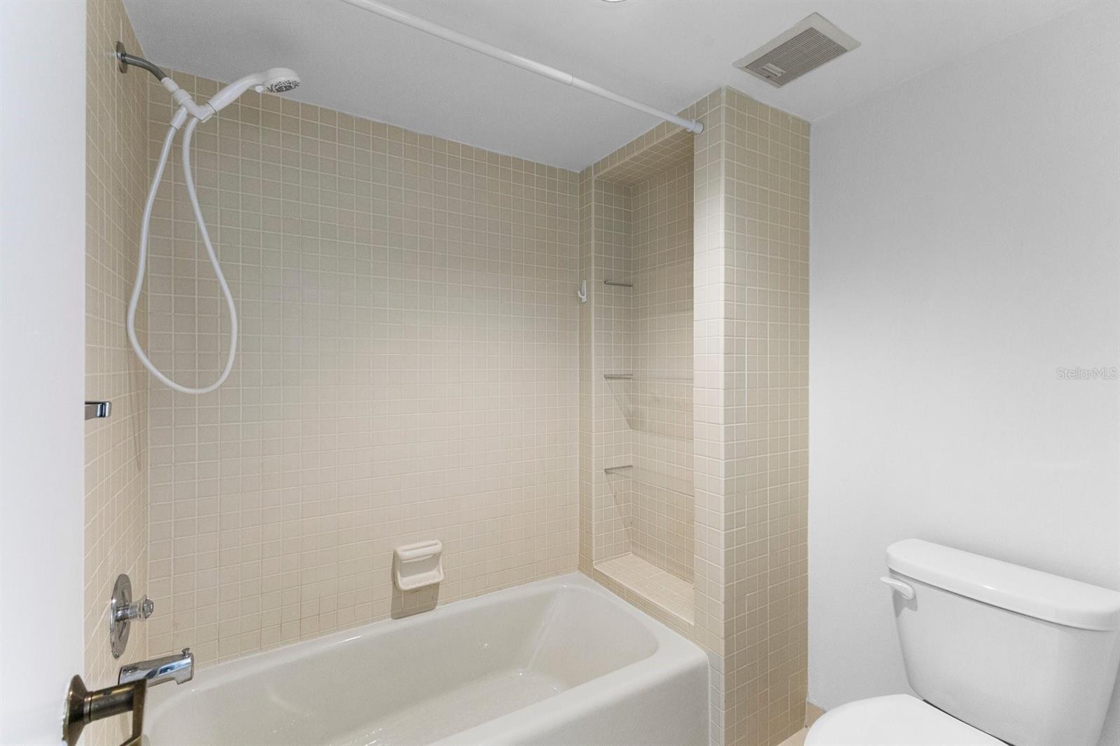 Image 36 of 75 For 3076 Eastland Boulevard 404