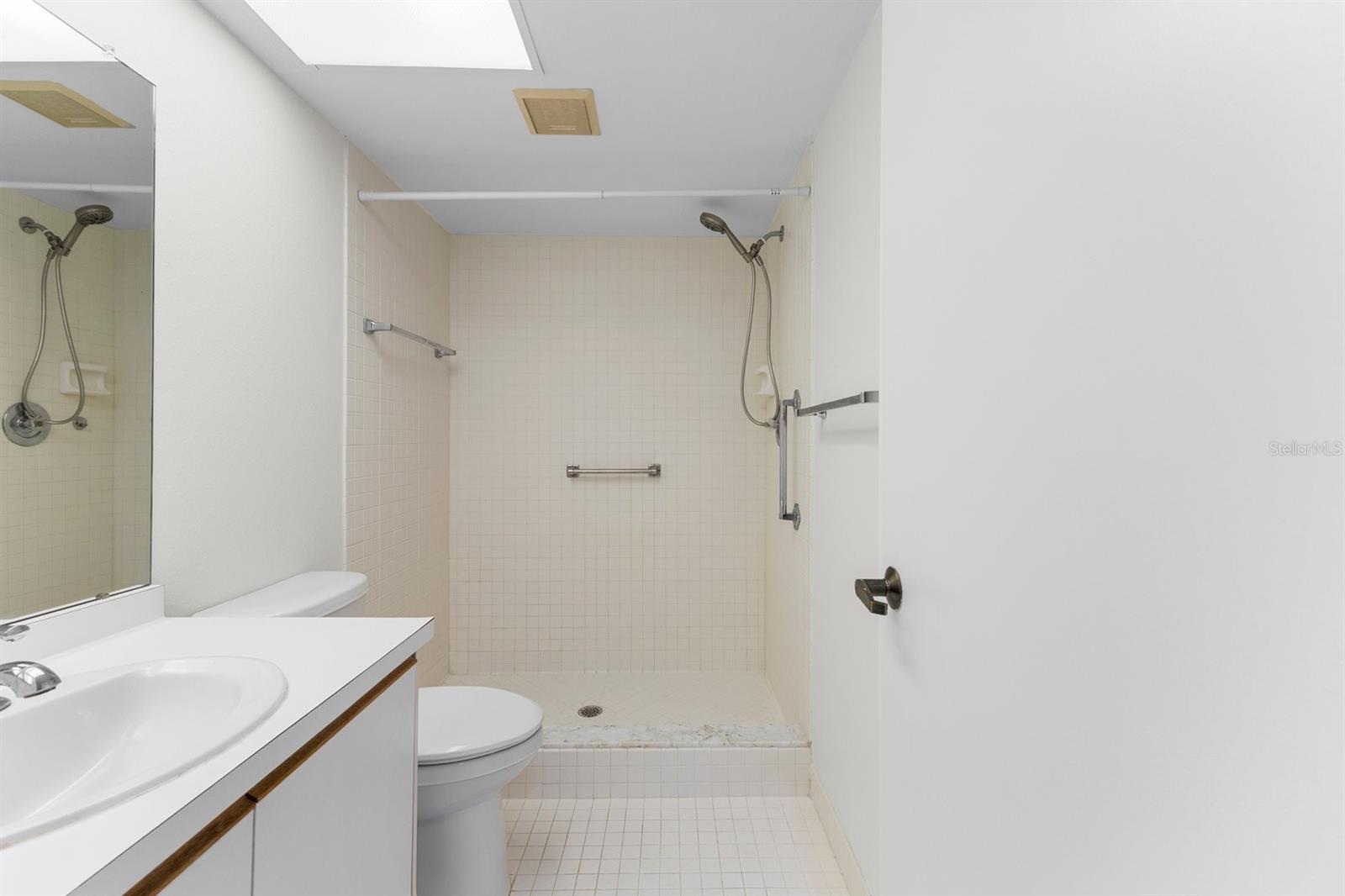 Image 41 of 75 For 3076 Eastland Boulevard 404