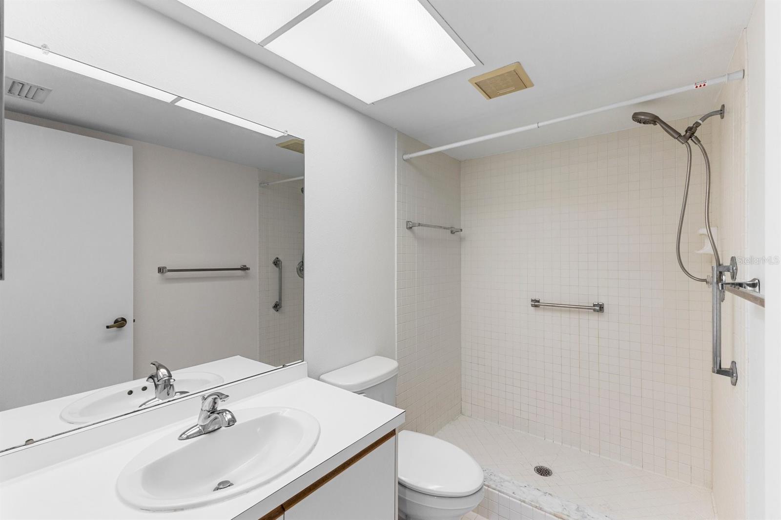 Image 42 of 75 For 3076 Eastland Boulevard 404