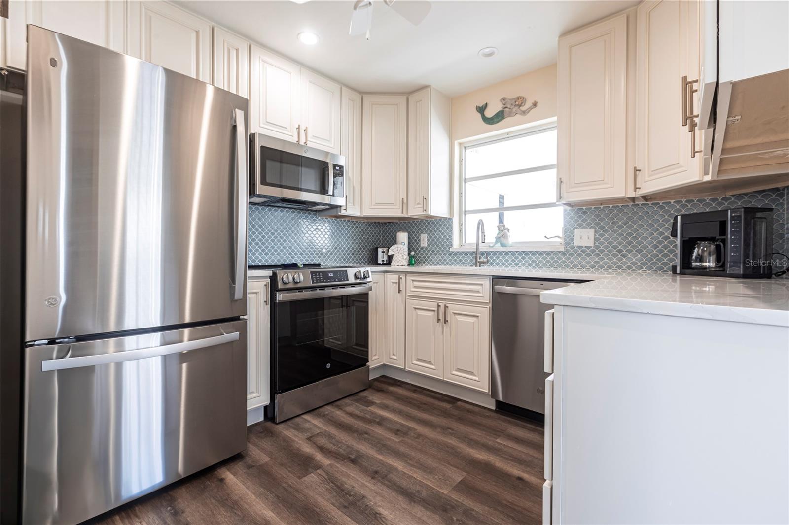 Image 8 of 16 For 6020 Midnight Pass Road 52b