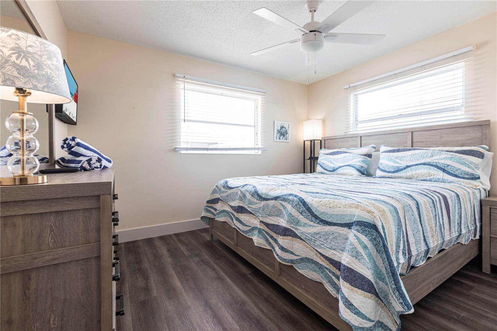 Image 9 of 16 For 6020 Midnight Pass Road 52b