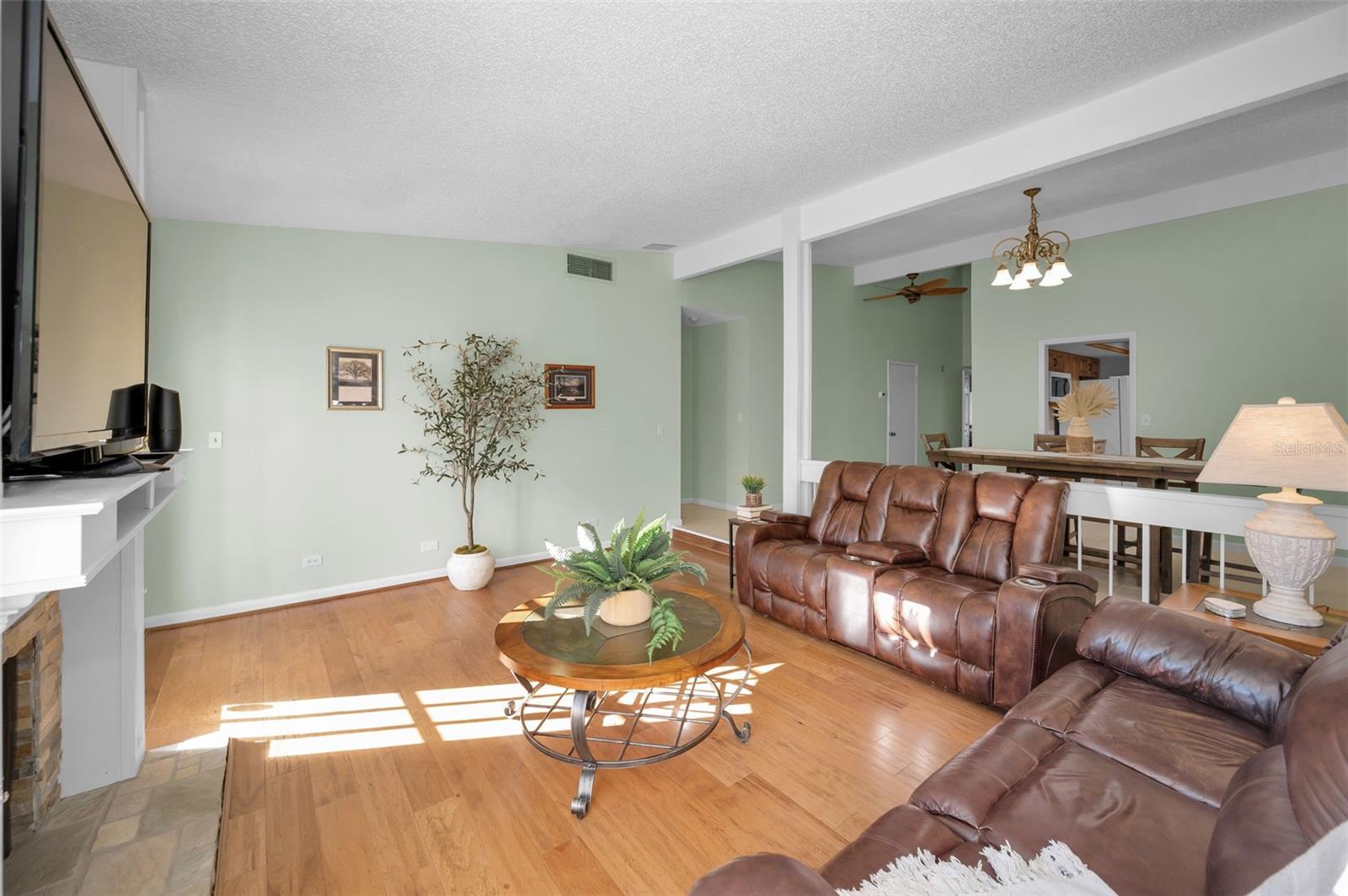 Image 18 of 100 For 13300 Indian Rocks Road 101