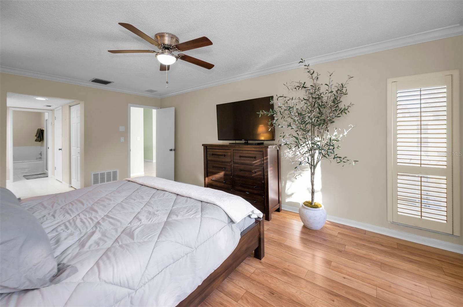 Image 37 of 100 For 13300 Indian Rocks Road 101