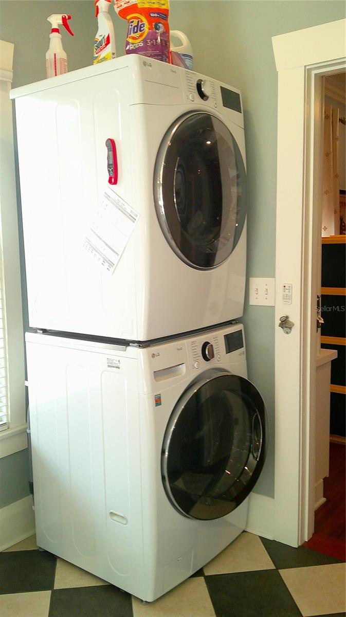 Image 26 of 34 For 303 Plymouth Street