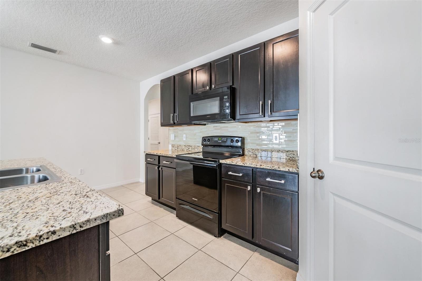 Image 18 of 39 For 10210 Golden Light Court