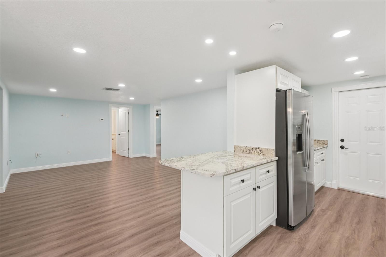 Listing photo id 9 for 7619 Hatteras Drive