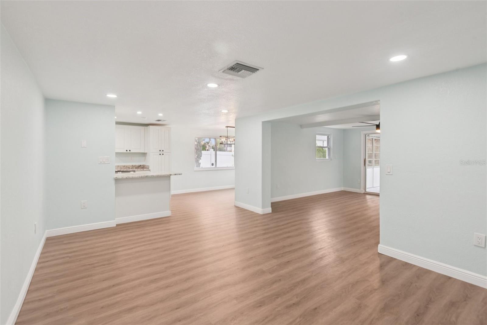 Listing photo id 4 for 7619 Hatteras Drive