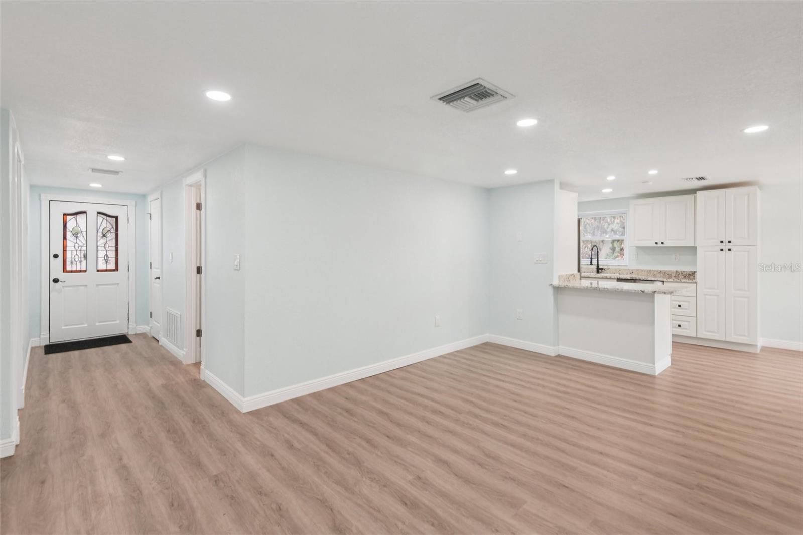 Listing photo id 5 for 7619 Hatteras Drive