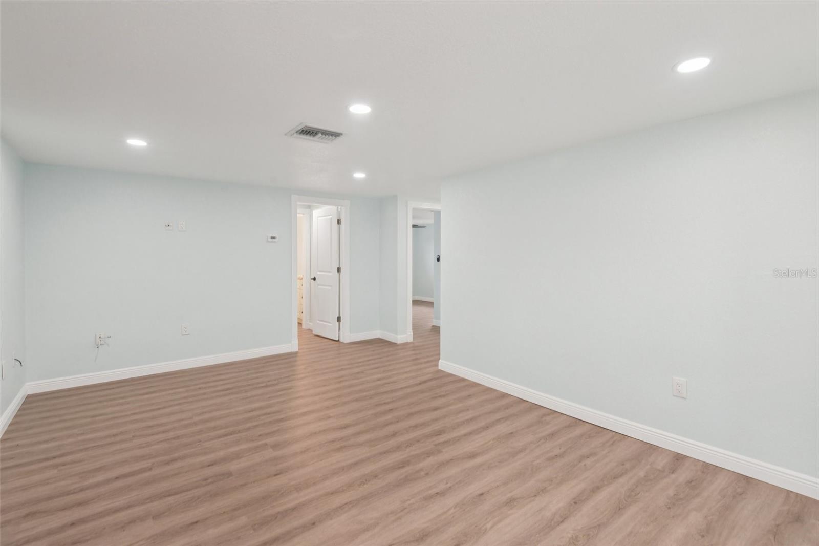 Listing photo id 6 for 7619 Hatteras Drive