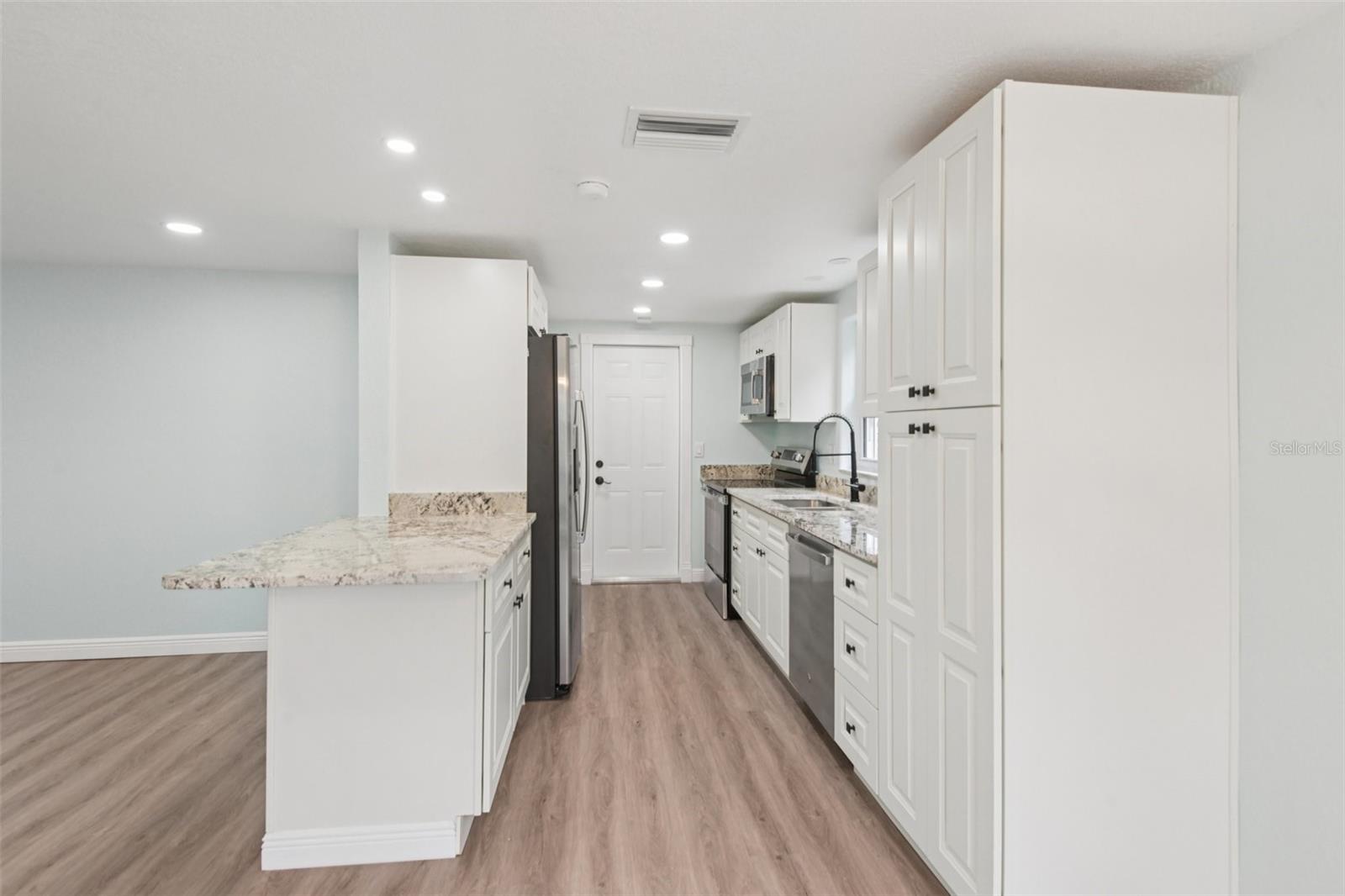 Listing photo id 7 for 7619 Hatteras Drive