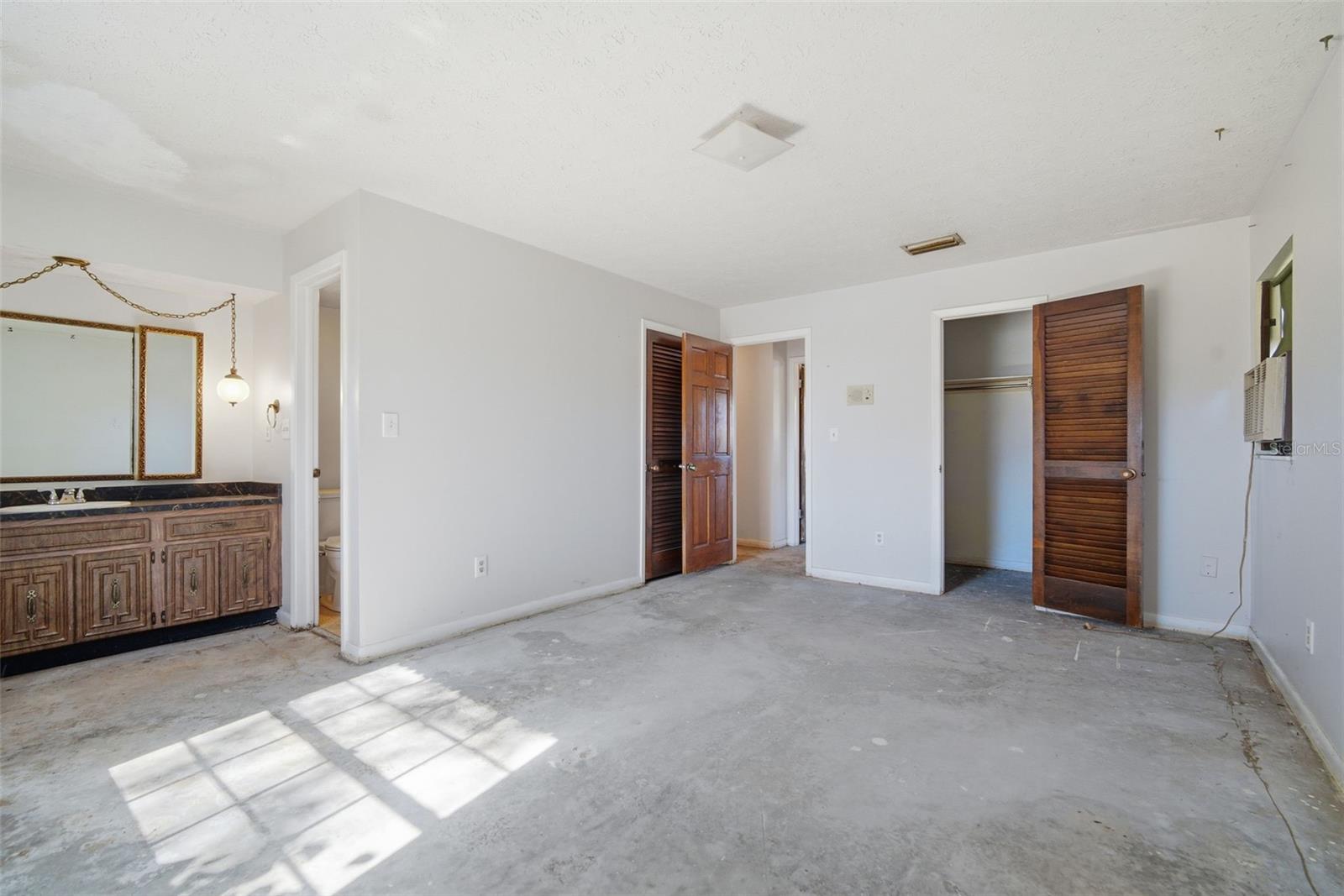 Image 14 of 32 For 2207 Parkwood Drive