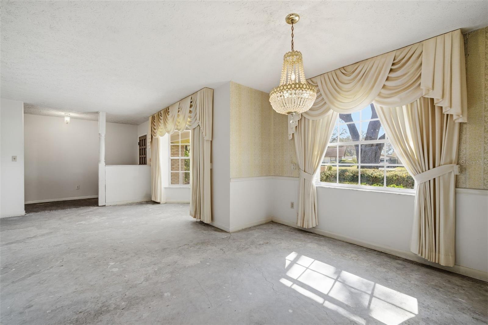 Image 3 of 32 For 2207 Parkwood Drive