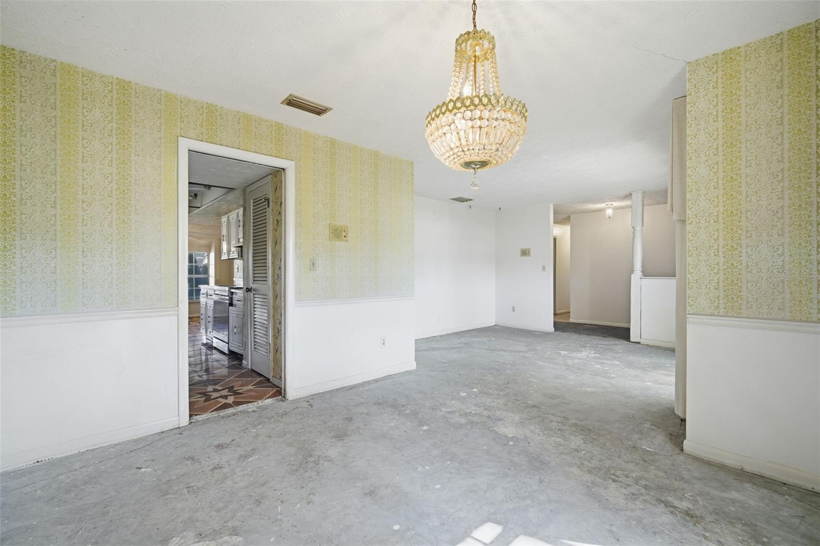 Image 4 of 32 For 2207 Parkwood Drive