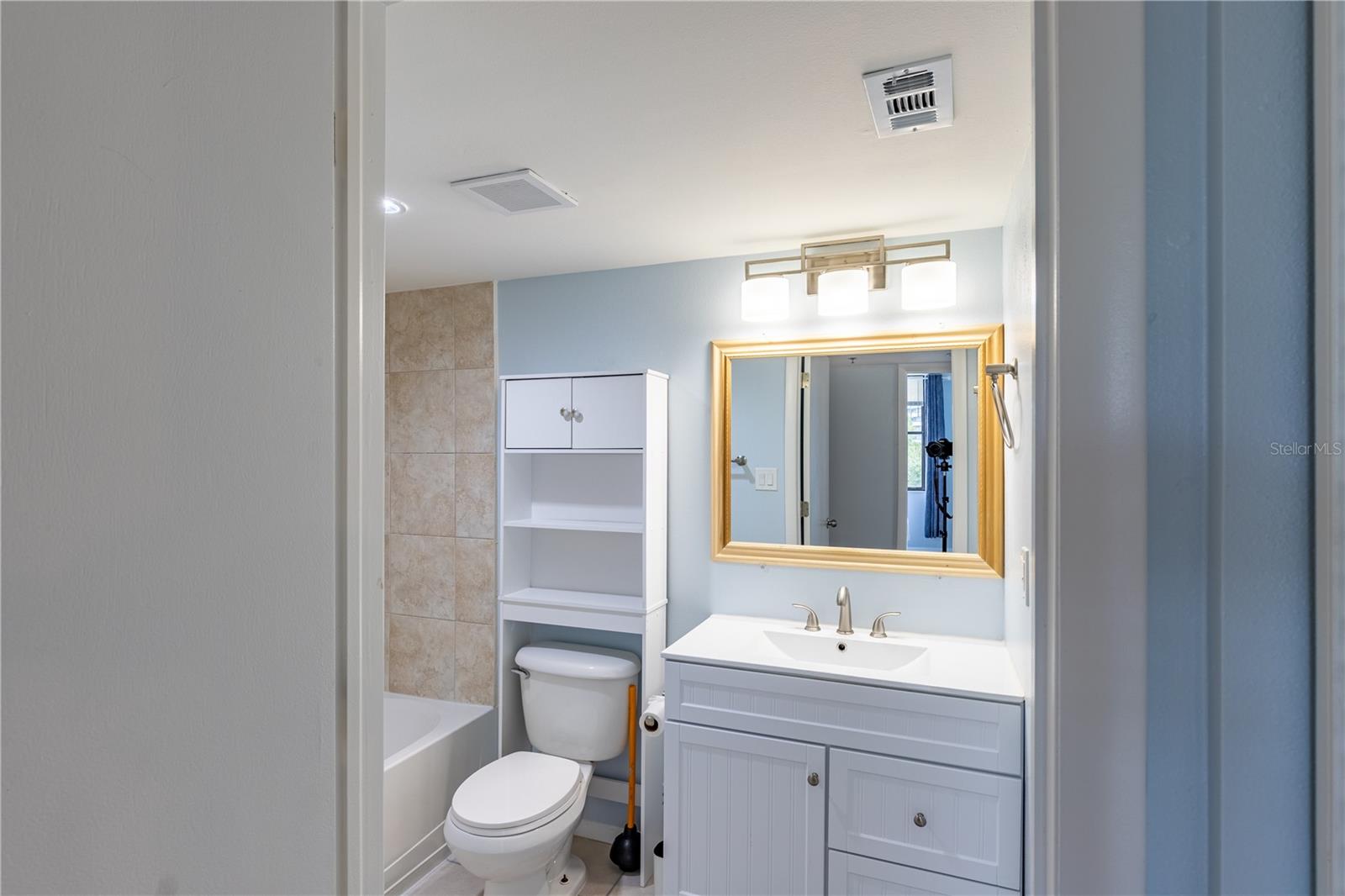 Image 24 of 26 For 701 Madison Avenue 401