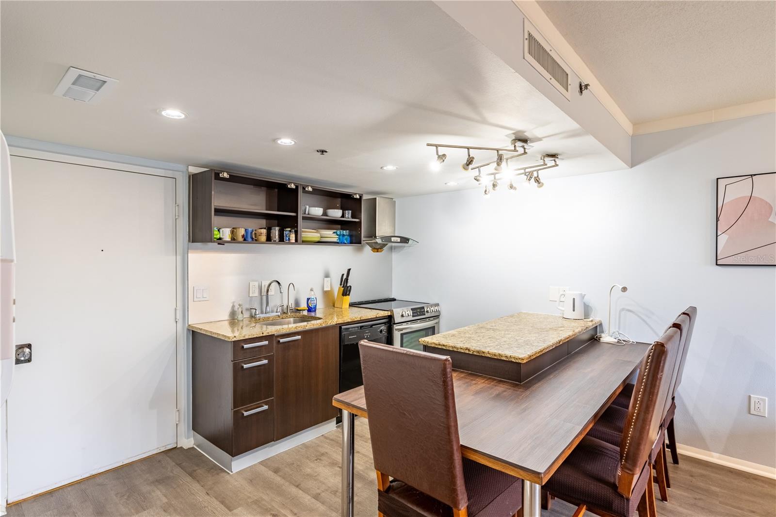 Image 7 of 26 For 701 Madison Avenue 401