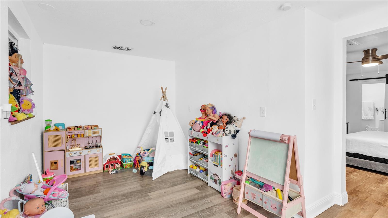 Listing photo id 8 for 8912 Saboda Court