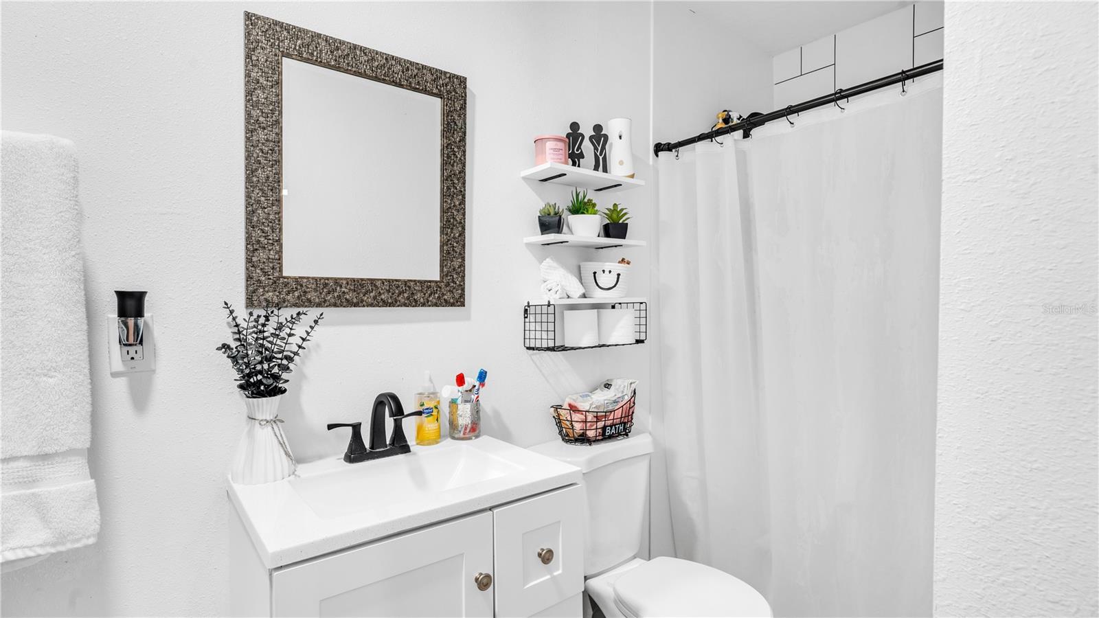 Listing photo id 9 for 8912 Saboda Court