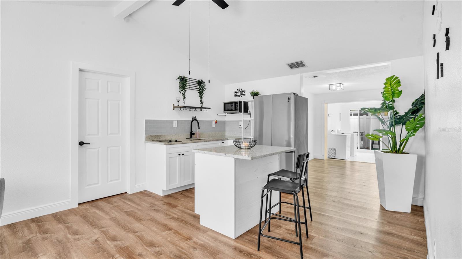 Listing photo id 10 for 8912 Saboda Court