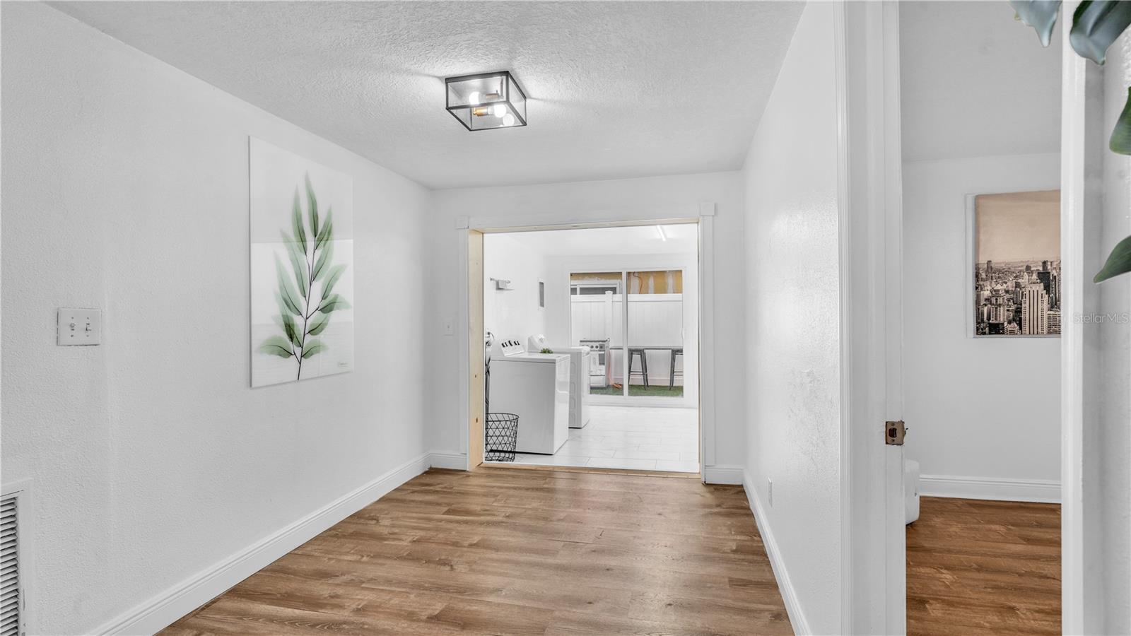 Listing photo id 13 for 8912 Saboda Court