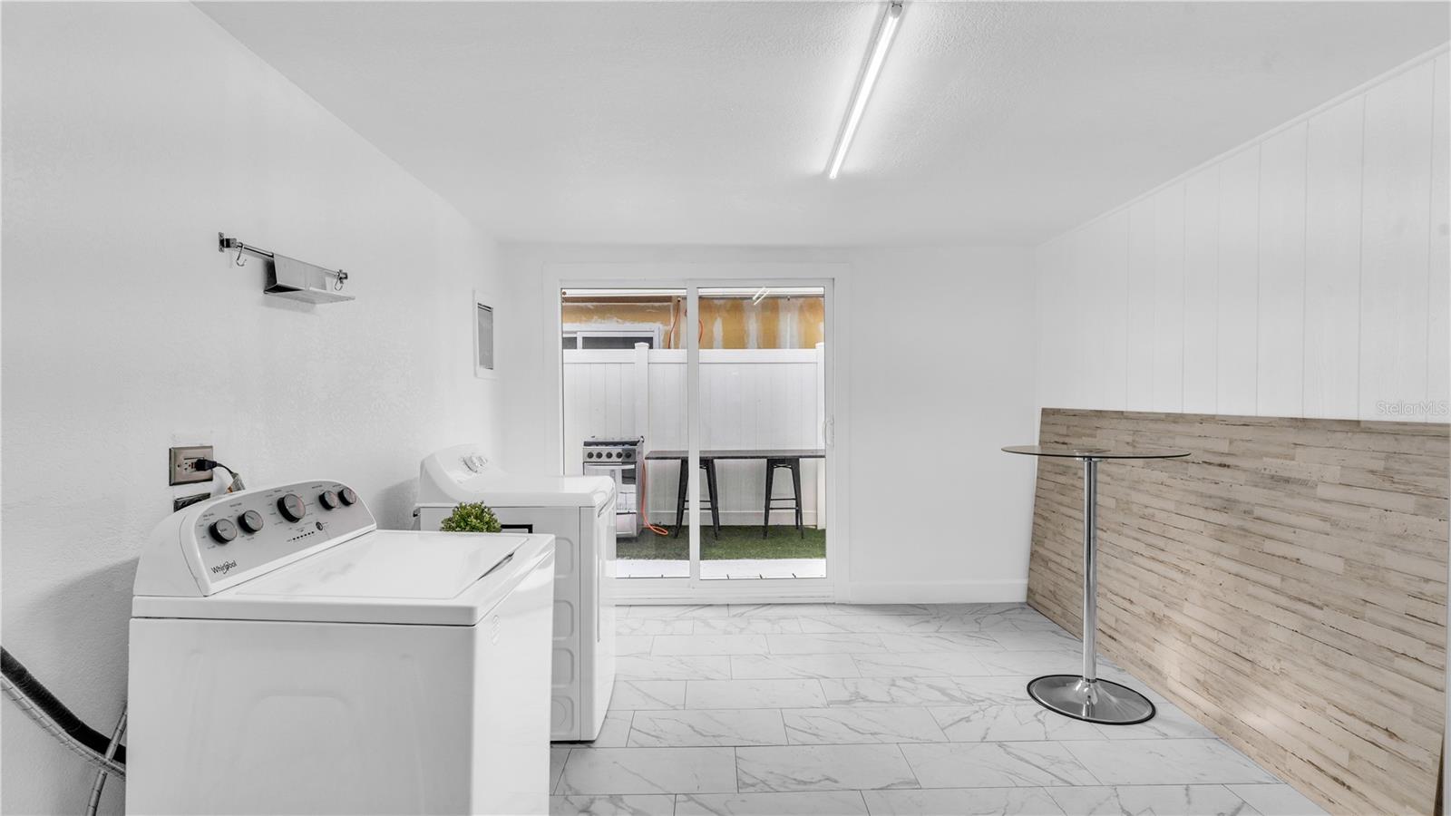 Listing photo id 14 for 8912 Saboda Court