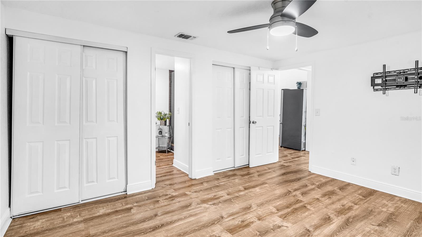 Listing photo id 16 for 8912 Saboda Court